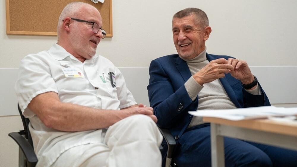 Premiér si prohlédl Oddělení nukleární medicíny s primářem Jozefem Kubinyim. Foto: FB KNL